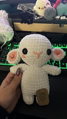 Baranek amigurumi ręcznie robiony na szydełku - puszysty pluszak handmade