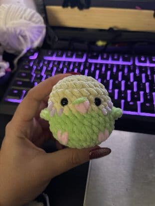 Papuga amigurumi ręcznie robiona na szydełku - kolorowy pluszak handmade