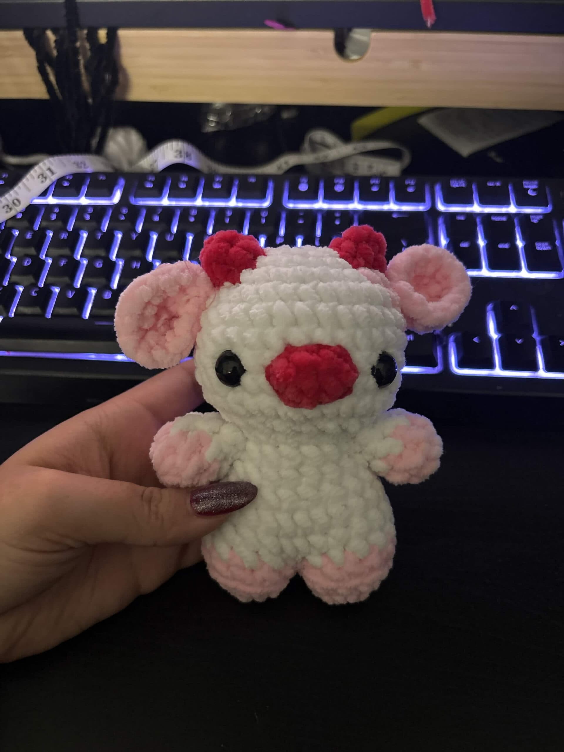 Truskawkowa krowa amigurumi ręcznie robiona na szydełku - różowy pluszak handmade