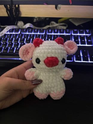 Truskawkowa krowa amigurumi ręcznie robiona na szydełku - różowy pluszak handmade